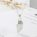 Silberne geometrische Herz-Magnetkette mit mattem Finish und minimalistischem Anhänger - Silberne Kette + Silberner Anhänger / Weiß