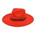 Détail d'un chapeau fedora rouge vif avec ceinture en cuir marron et boucle en métal - M (56-58cm) / Rouge Orangé