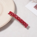 Vue détaillée d'une barrette en cristal rouge avec base en métal argenté sur fond neutre - Rouge Moyen