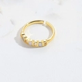 Detailopname van een gouden verstelbare ring met roze en witte rechthoekige zirkonia - Rechthoekige Schelpstijl / Grijs Wit Zirconia