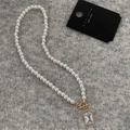Dettaglio della collana di perle con chiusura OT dorata e pendente in zircone quadrato - Stile Zirconia di Cristallo Quadrata