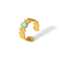 Dettaglio dell'anello in acciaio al titanio placcato oro 18K con turchese e texture foglia - Stile Trama a Foglia Turchese Tondo (TR4154-SS)