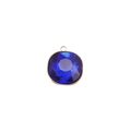 Vue macro d'un pendentif carré en pierre de naissance bleue avec serti en acier doré - Bleu Royal (Couleur 9)