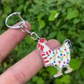 Dettaglio portachiavi natalizio a forma di pulcino in acrilico con sciarpa e luci colorate - Pulcino di Natale (Modello 1)