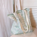 Détail de sac cabas en coton fleuri avec étiquette vintage et anses en toile tressée - Fleur Verte Et Violette