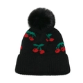 Detail einer schwarzen Wintermütze mit Kirschmuster und großem flauschigem Bommel - M (52-54cm) / Schwarz