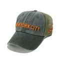 Dettaglio del ricamo arancione NEW YORK CITY sul cappellino da baseball a rete - M (56-58cm) / Verde Militare