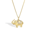 Élégant collier pendentif éléphant doré orné de strass blancs sur fond blanc épuré - Doré