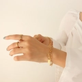 Bracciale dorato con chiusura OT, perla d'acqua dolce e set di anelli geometrici - 18cm / Oro
