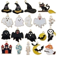 Dettaglio di ciondoli smaltati a tema Halloween con fantasmi, gatti e cappelli da strega - Set 19pz Ciondoli Smalto Halloween