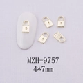 Vue détaillée de bijoux d'ongles en forme de cœur doré 4x7mm pour décoration nail art - Style Mini Serrure Or (MZH-9757)