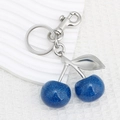 Portachiavi a ciliegia blu glitterato con foglie in metallo argentato e moschettone - Ciliegia Blu Chiusura Argento