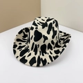 Cappello da cowboy stile western con stampa muccata e macchie nere su feltro crema - Regolabile M (56-58cm) / Beige