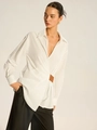 Witte damesoverhemd met lange mouwen, asymmetrische tailleplooien en bruine gespdetail - S / Wit