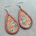Boho-Ohrhänger in Tropfenform mit herbstlichem Blumenmuster und rotbraunem Holzrahmen - Orange & Cyan Floral (1)