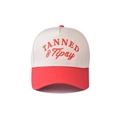 Detalle del bordado 3D TANNED & Tipsy en gorra de algodón con visera roja - Ajustable / Tipsy Rojo