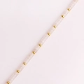 Detalle de las cuentas bañadas en oro y las piedras cilíndricas blancas del collar - Blanco