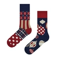 Detail von Weihnachts-Socken mit verschiedenen Mustern wie Rauten und festlichen Ornamenten - Einheitsgröße / Weihnachtskugeln
