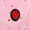 Pendaglio ovale vintage in resina nera con rilievo di rosa rossa su pizzo rosa - Nero con fiori rossi