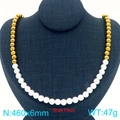 Collana placcata oro 18K con perle di conchiglia bianche e perline su busto blu - Collana Oro (KN288618-Z)