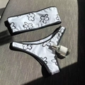 Elegante set bikini a fascia bianco con motivi floreali neri e slip a vita alta sgambati - S / Nero