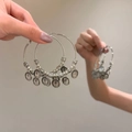 Zilveren geometrische oorringen met vintage muntbedels en een uniek kwastje design - Munt Hoepel Stijl / 925 zilveren naald / Zilver (Groot)