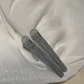 Zwei matt dunkelgraue Haarspangen mit mattem Finish auf Seidenstoff-Hintergrund - Frosted Transparent Grau