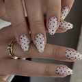Glänzende künstliche Nägel in Mandelform mit elfenbeinfarbener Basis und schwarzen Punkten - Schwarz-Weißes Polka-Dot-Mandel-Stil (JP4112)