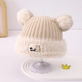 Dettaglio del cappello invernale beige con orecchie da orso e bordo in peluche bianco - 3-8 Anni / Beige