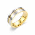 Detailansicht eines zweifarbigen, gebürsteten Titanstahlrings mit goldener Mittelrille - Größe 6 / Gold