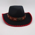 Sombrero de fieltro negro con borde de ganchillo rojo y banda de cuero con calavera de buey - Banda Ancha Marrón Toro de Cobre (LM0672) / Negro Borde Rojo