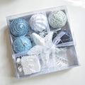 Set di palline di Natale blu e argento con glitter e texture in pizzo in confezione regalo - Blu Set