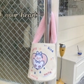 Dettaglio della stampa uccellino e manico in peluche rosa su borsa a secchiello - Coniglio Fragola