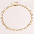Detail van vergulde tennisketting met marquise-geslepen zirkoon en verstelbare karabijnsluiting - Wit Zirkoon