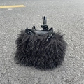Bolso saco negro de pelo sintético estilo Y2K con cordón y detalles de flecos suaves - Negro