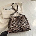 Elegante borsa tote leopardata con tracolla annodata su blazer beige chiaro - Marrone