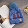 Berretto neonato in maglia blu con grande pompon in pelliccia e fodera calda - Lettera H Blu