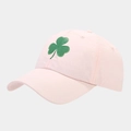 Detailopname van een roze baseballpet met klaverprint en ademend materiaal met gebogen klep - Roze / Verstelbaar