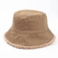 Detalle de gorro de pana vintage con ribete de lana de cordero beige en marrón cálido - M (56-58cm) / Caqui