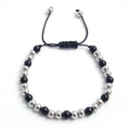 Detail eines verstellbaren geflochtenen Armbands mit schwarz-silbernen Perlen - Silber Schwarz 6mm