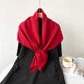 Pañuelo cuadrado de algodón y lino rojo para mujer, sobre negro para playa y protección solar - Carmesí