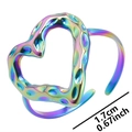 Detail van regenboog hart ring met gehamerde textuur en aanduiding van 1,7 cm diameter - Regenboog