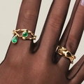 Künstlerische vergoldete Zweigringe mit smaragdgrünen Edelsteinen an der Hand - Augenförmiges Tränen-Ring-Set
