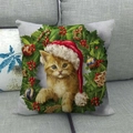Housse de coussin de Noël avec chat roux, bonnet de Père Noël et couronne de houx - Chat Roux & Couronne de Pain d'Épice