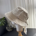 Detail van een beige zonnehoed met een kleine hartjesknop en breed randontwerp - M (56-58cm) / Khaki