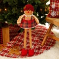 Poupée de pain d'épices sur pied avec robe à carreaux sous un décor de sapin de Noël - Bonhomme de Pain d'Épice - Poupée Télescopique A