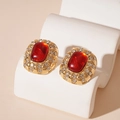 Dettaglio di orecchini vintage dorati con pietra in resina rossa e bordo di cristalli - Perno in argento 925 / Orecchini a bottone geometrici rossi (WE1974)