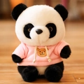 Niedliches weiches Panda Plüschtier mit einem rosa Kapuzenpullover und Bären-Emblem - Panda mit rosa Hoodie / 25cm