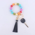 Détail du porte-clés en perles de silicone arc-en-ciel avec anneaux en cristal et gland - Rouge Orange