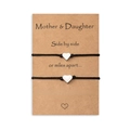 Détail des bracelets cœur mère-fille sur carte cadeau avec un texte sentimental - Deux Cœurs